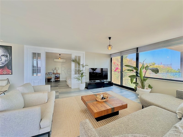 فيلا واسعة مع إطلالة بانورامية على البحر في قلب ألانيا