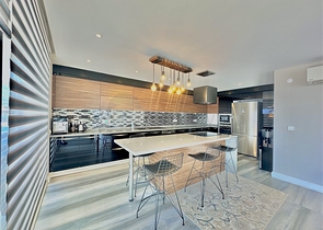 فيلا واسعة مع إطلالة بانورامية على البحر في قلب ألانيا