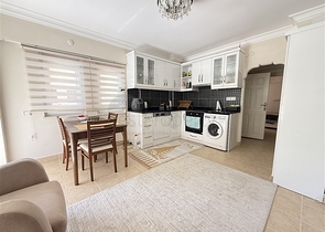 شقة فسيحة 1 + 1 على بعد 100 متر فقط من البحر في كلا الاتجاهين