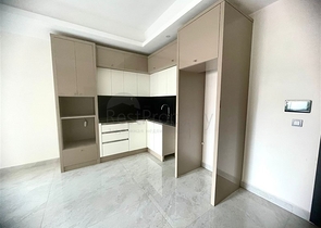 شقة حديثة 1 + 1 في مجمع جديد مع حمام سباحة ومنطقة سبا في محمودلار