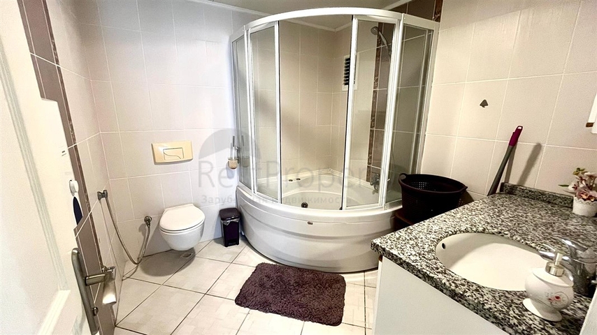 شقة فسيحة 2 + 1 مع حمام سباحة وبنية تحتية متطورة في وسط محمودلار