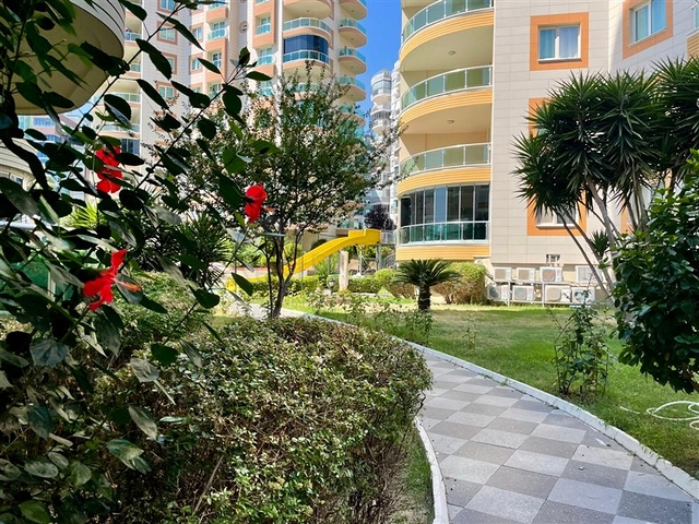 شقة فسيحة 2 + 1 مع حمام سباحة وبنية تحتية متطورة في وسط محمودلار