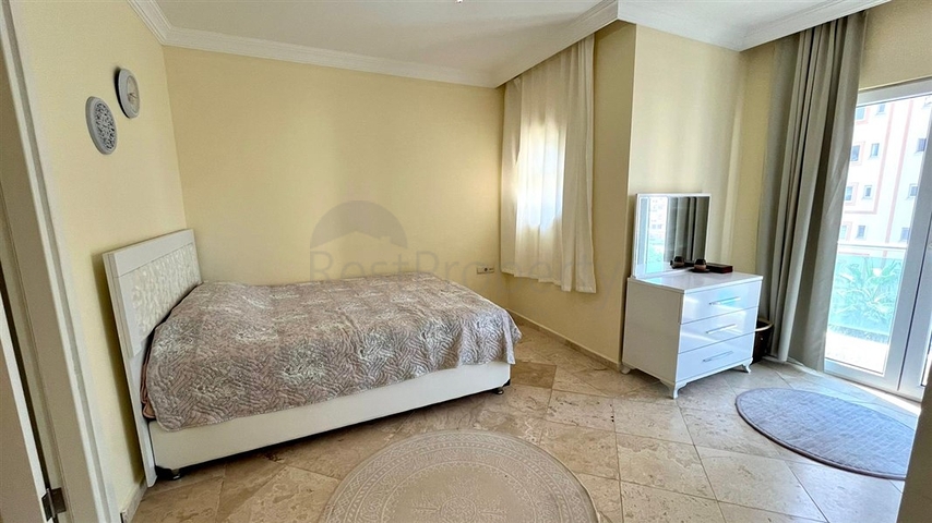 شقة فسيحة 2 + 1 مع حمام سباحة وبنية تحتية متطورة في وسط محمودلار