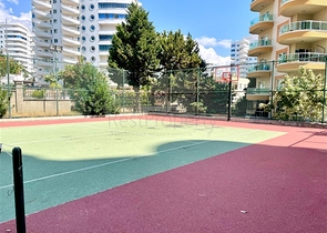 شقة فسيحة 2 + 1 مع حمام سباحة وبنية تحتية متطورة في وسط محمودلار