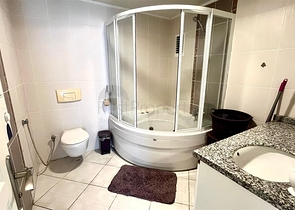 شقة فسيحة 2 + 1 مع حمام سباحة وبنية تحتية متطورة في وسط محمودلار