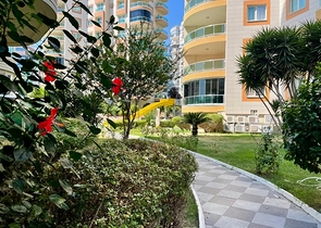 شقة فسيحة 2 + 1 مع حمام سباحة وبنية تحتية متطورة في وسط محمودلار