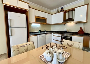 شقة فسيحة 2 + 1 مع حمام سباحة وبنية تحتية متطورة في وسط محمودلار