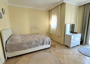 شقة فسيحة 2 + 1 مع حمام سباحة وبنية تحتية متطورة في وسط محمودلار