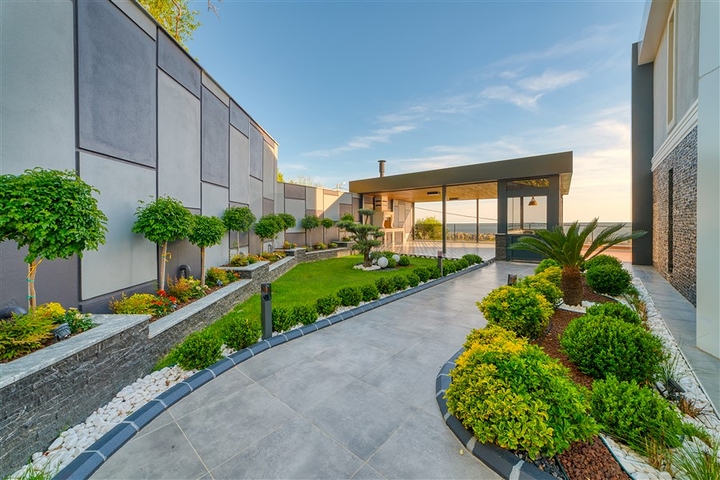 فيلا فسيحة 4 + 1 مطلة على البحر وبنية تحتية خاصة في كستل