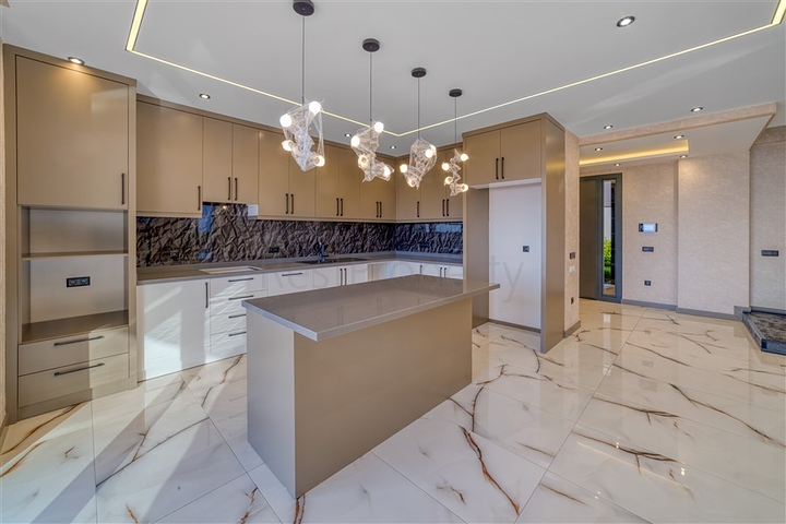 فيلا فسيحة 4 + 1 مطلة على البحر وبنية تحتية خاصة في كستل