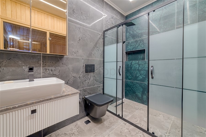 فيلا فسيحة 4 + 1 مطلة على البحر وبنية تحتية خاصة في كستل