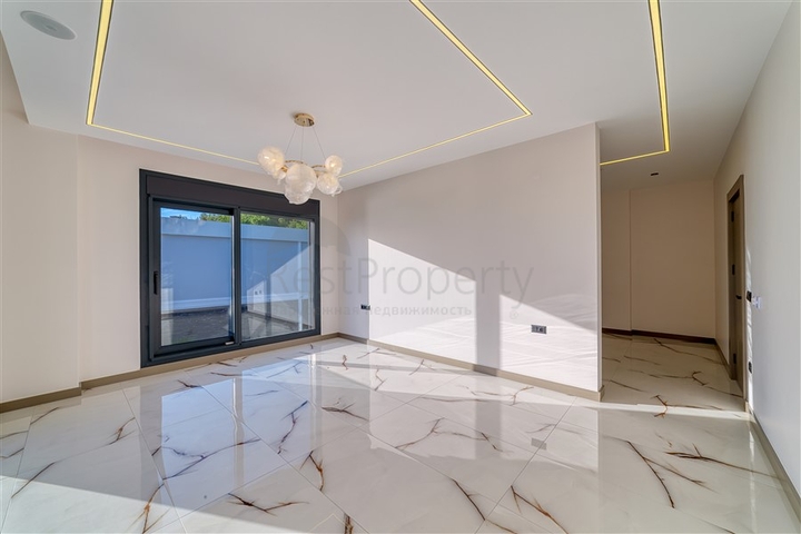 فيلا فسيحة 4 + 1 مطلة على البحر وبنية تحتية خاصة في كستل