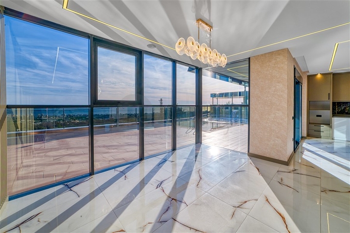 فيلا فسيحة 4 + 1 مطلة على البحر وبنية تحتية خاصة في كستل