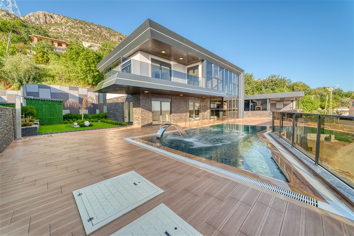 فيلا فسيحة 4 + 1 مطلة على البحر وبنية تحتية خاصة في كستل