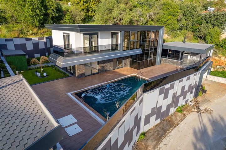 فيلا فسيحة 4 + 1 مطلة على البحر وبنية تحتية خاصة في كستل