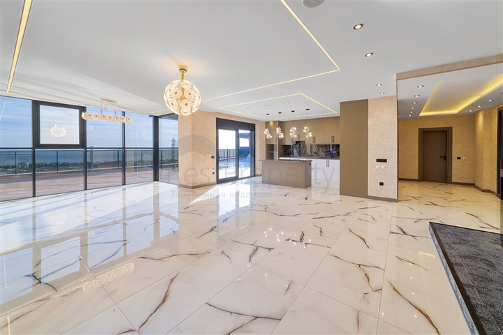 فيلا فسيحة 4 + 1 مطلة على البحر وبنية تحتية خاصة في كستل