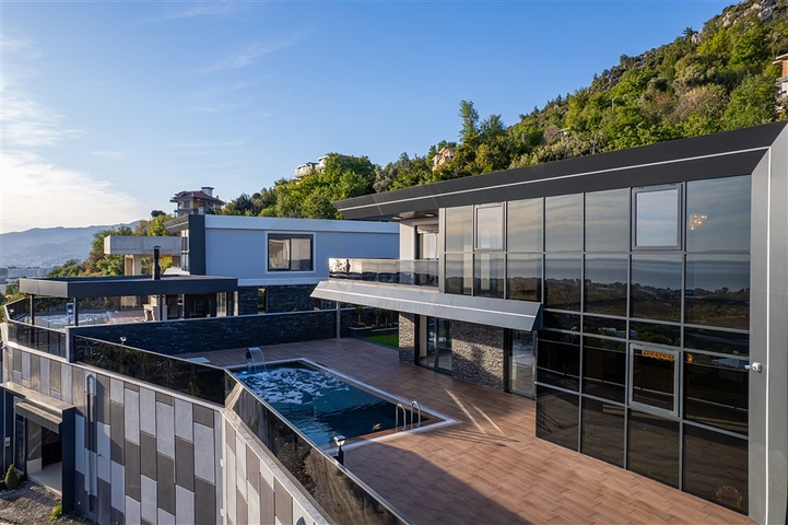 فيلا فسيحة 4 + 1 مطلة على البحر وبنية تحتية خاصة في كستل