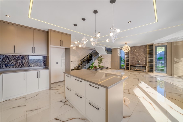 فيلا فسيحة 4 + 1 مطلة على البحر وبنية تحتية خاصة في كستل