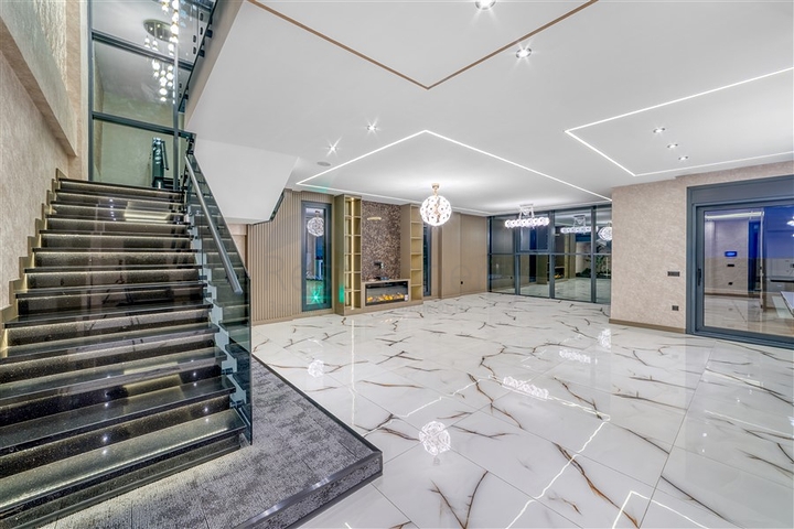 فيلا فسيحة 4 + 1 مطلة على البحر وبنية تحتية خاصة في كستل