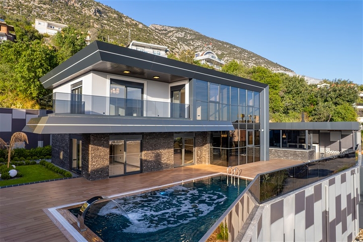 فيلا فسيحة 4 + 1 مطلة على البحر وبنية تحتية خاصة في كستل