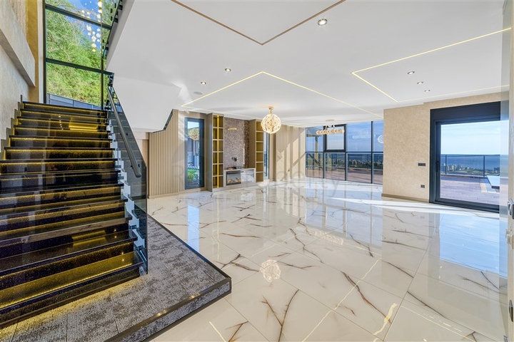 فيلا فسيحة 4 + 1 مطلة على البحر وبنية تحتية خاصة في كستل