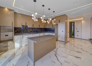 فيلا فسيحة 4 + 1 مطلة على البحر وبنية تحتية خاصة في كستل