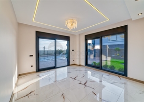 فيلا فسيحة 4 + 1 مطلة على البحر وبنية تحتية خاصة في كستل