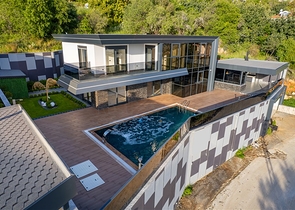 فيلا فسيحة 4 + 1 مطلة على البحر وبنية تحتية خاصة في كستل