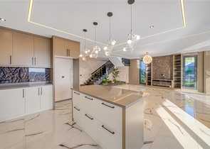 فيلا فسيحة 4 + 1 مطلة على البحر وبنية تحتية خاصة في كستل