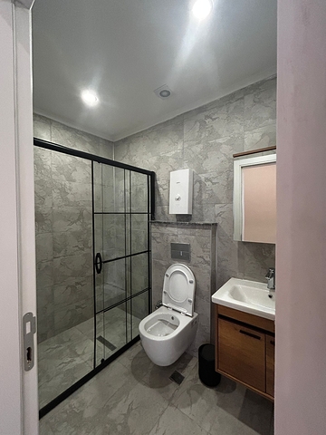 شقة حديثة 1 + 1 للإيجار في وسط ألانيا بالقرب من الشاطئ