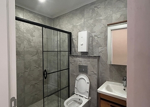 شقة حديثة 1 + 1 للإيجار في وسط ألانيا بالقرب من الشاطئ