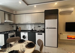 شقة حديثة 1 + 1 للإيجار في وسط ألانيا بالقرب من الشاطئ