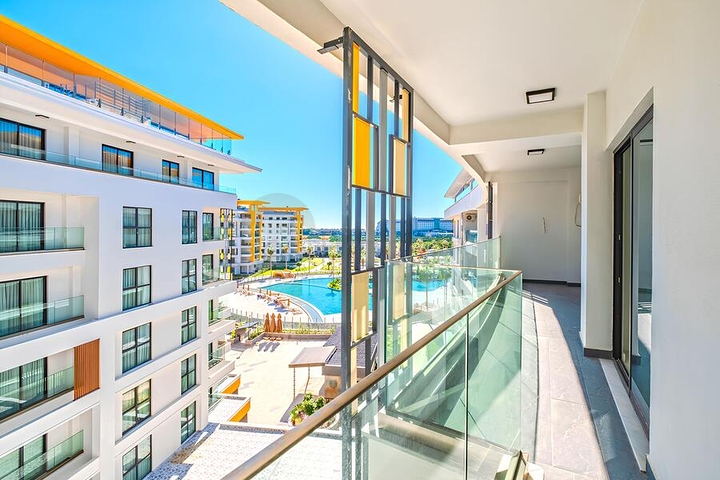 شقة حديثة 2 + 1 في مجمع سكني جديد على البحر في منطقة توركلر