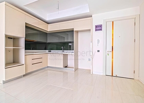 شقة حديثة 2 + 1 في مجمع سكني جديد على البحر في منطقة توركلر