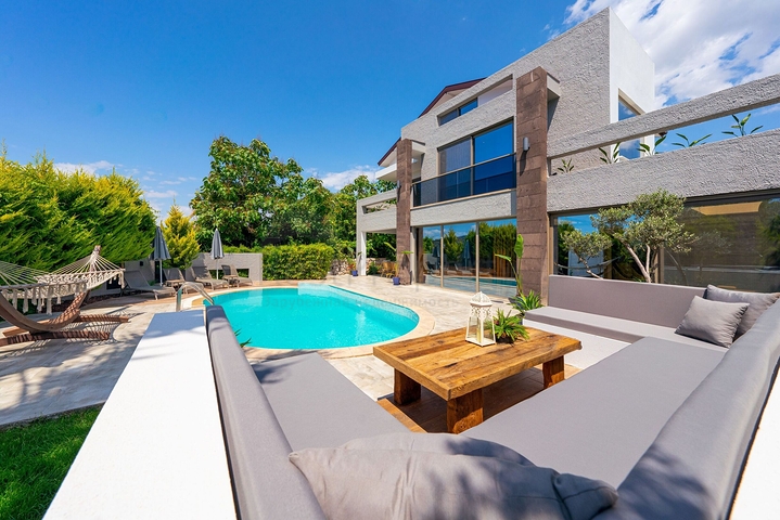 مشروع فيلا 4+1 فريد في منطقة فتحية