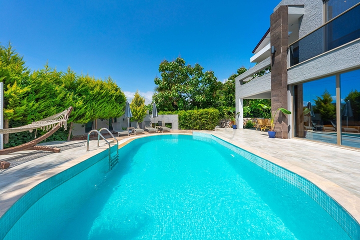 مشروع فيلا 4+1 فريد في منطقة فتحية