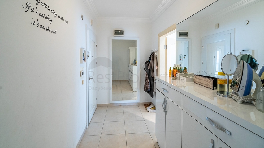 شقة فسيحة 2 + 1 بالقرب من البحر في منطقة خضراء هادئة