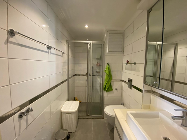 شقة فسيحة 2 + 1 بالقرب من البحر في منطقة خضراء هادئة