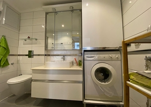 شقة فسيحة 2 + 1 بالقرب من البحر في منطقة خضراء هادئة