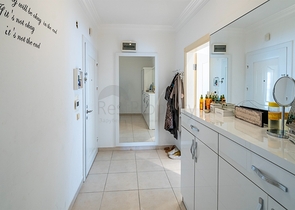 شقة فسيحة 2 + 1 بالقرب من البحر في منطقة خضراء هادئة