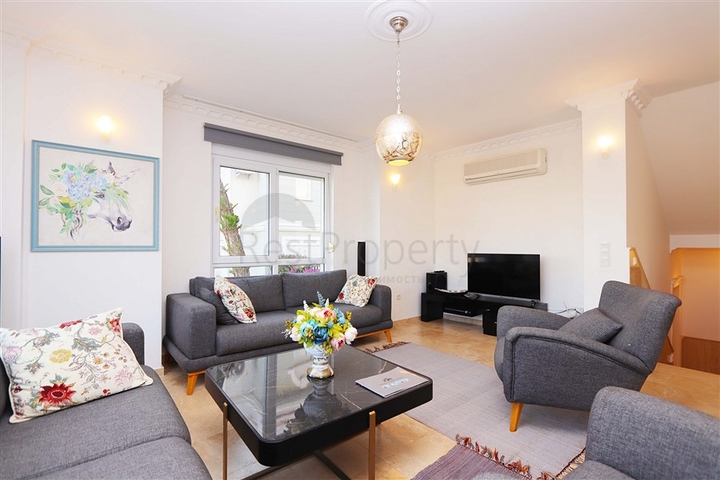 فيلا مع تراس واسع في الجزء الأخضر من منطقة كوناكلي