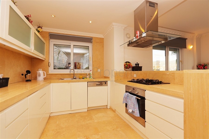 فيلا مع تراس واسع في الجزء الأخضر من منطقة كوناكلي