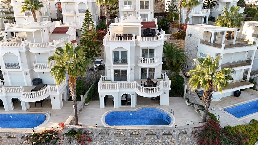 فيلا مع تراس واسع في الجزء الأخضر من منطقة كوناكلي