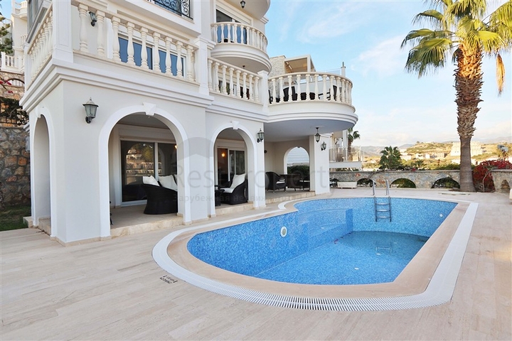 فيلا مع تراس واسع في الجزء الأخضر من منطقة كوناكلي