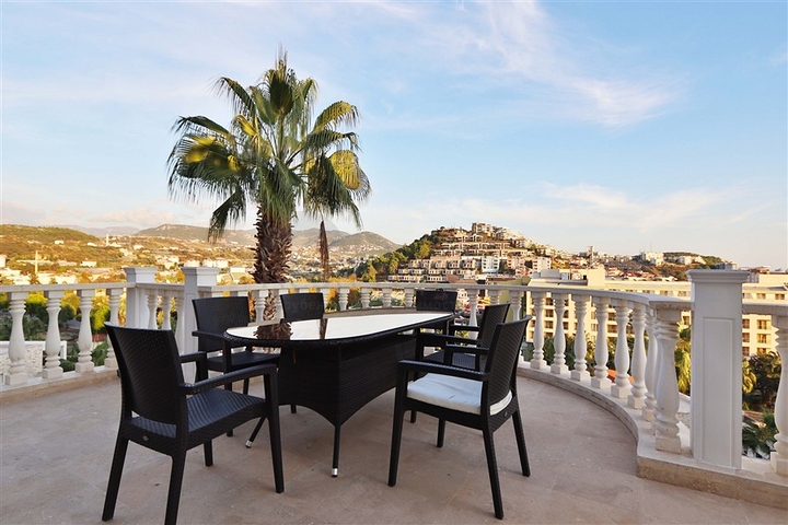 فيلا مع تراس واسع في الجزء الأخضر من منطقة كوناكلي