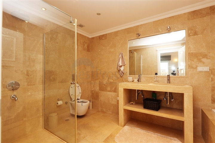 فيلا مع تراس واسع في الجزء الأخضر من منطقة كوناكلي