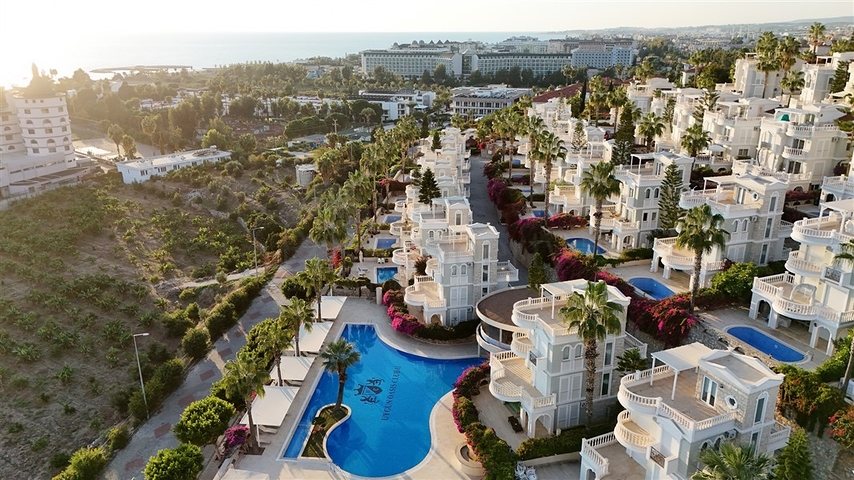 فيلا مع تراس واسع في الجزء الأخضر من منطقة كوناكلي