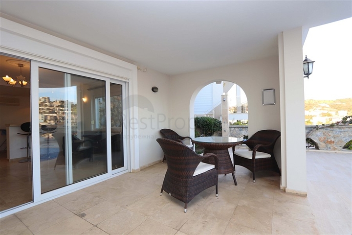 فيلا مع تراس واسع في الجزء الأخضر من منطقة كوناكلي