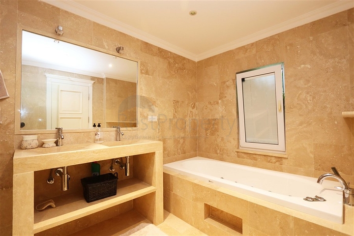 فيلا مع تراس واسع في الجزء الأخضر من منطقة كوناكلي