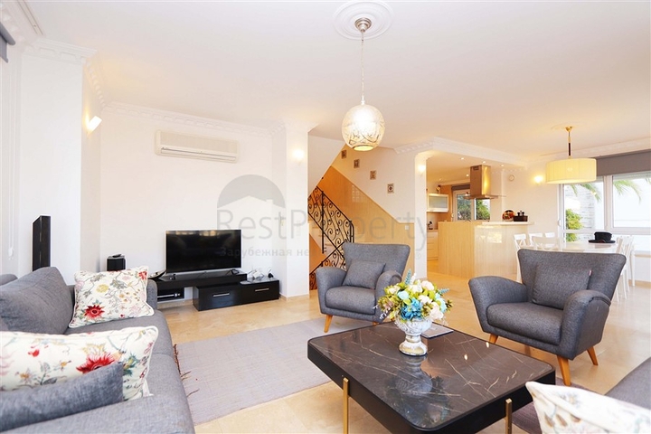 فيلا مع تراس واسع في الجزء الأخضر من منطقة كوناكلي